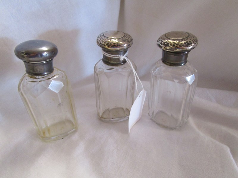 Collection of silver, silver topped bottles and white metal - Bild 13 aus 15