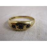 Gold sapphire gypsy set ring - UK Size: S - Approx 2g