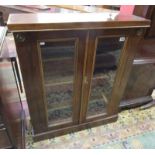 Mahogany glass front bookcase (H: 106cm W:90cm D:28cm)