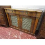 Mahogany sideboard with fret-work doors (H: 89cm W:125cm D:41cm)