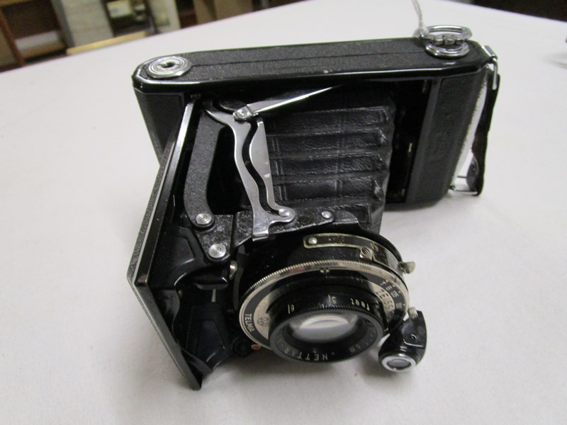 Carl Zeiss Ikon camera and 2 pairs of opera glasses / binoculars - Image 6 of 6