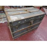 Antique travelling trunk - Approx H: 53cm x W: 77cm x D: 45cm