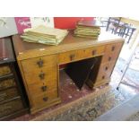 Oak pedestal desk - Approx H: 77cm x W: 122cm x D: 62cm