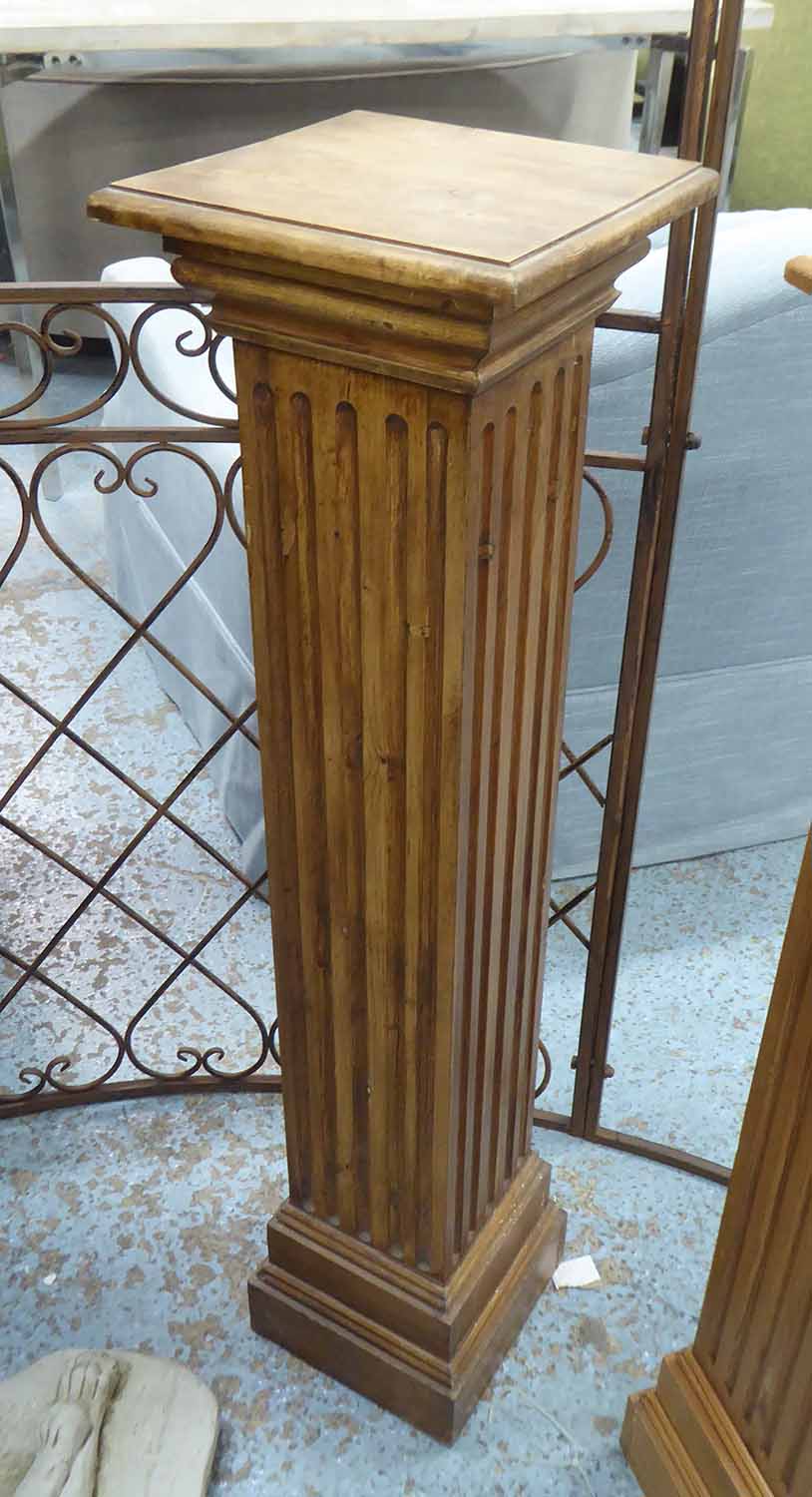 IONIC COLUMN PEDESTALS, a collection of five, bespoke pine construction, various heights, - Bild 2 aus 2