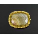 AN ANTIQUE AGATE AND PINCHBECK BROOCH, circa 1820.