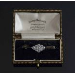 AN EDWARDIAN DIAMOND CLUSTER BAR BROOCH,