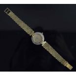 AN EIGHTEEN CARAT GOLD LADIES GENEVE QUARTZ WRIST WATCH.