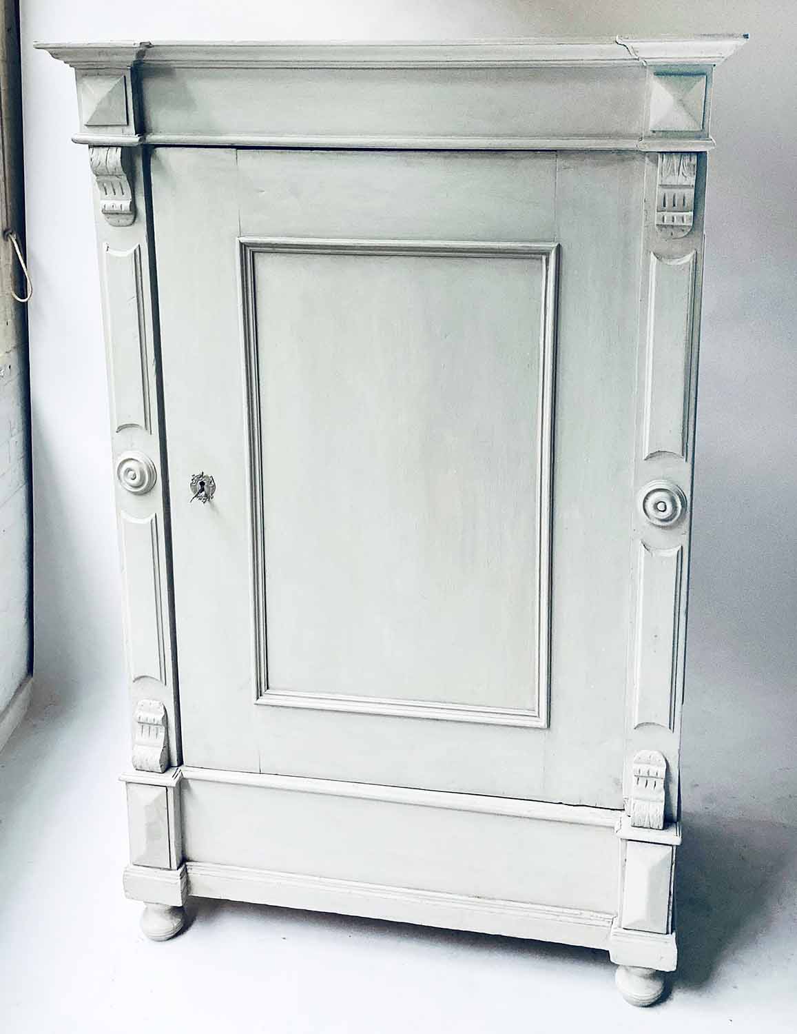 ARMOIRE,