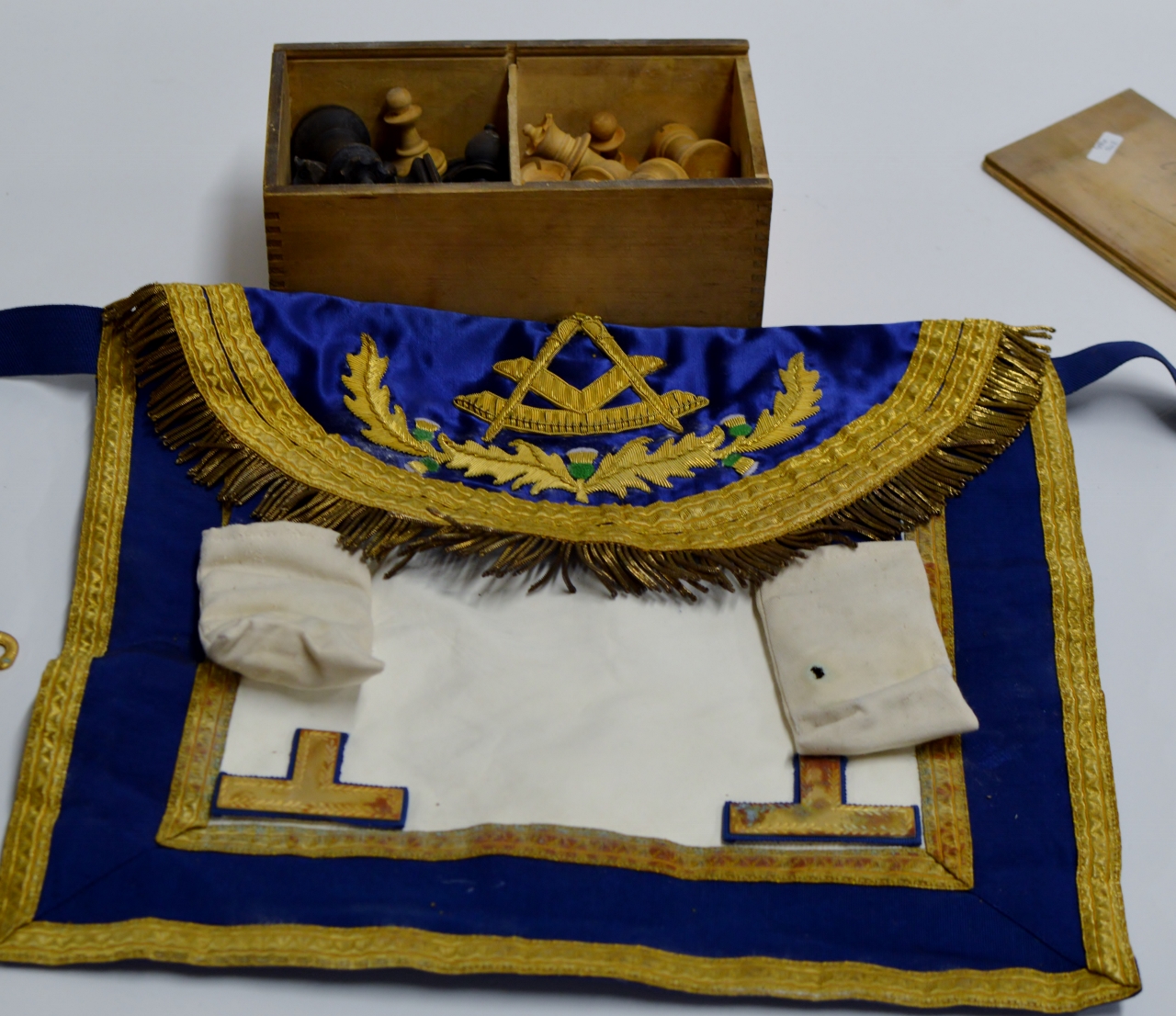 MASONIC APRON & BOXED CHESS PIECES