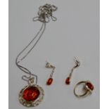A SLIVER & AMBER PENDANT WITH CHAIN, SILVER & AMBER DRESS RING & PAIR OF SILVER & AMBER EARRINGS (