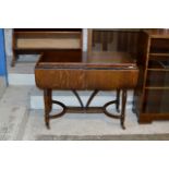 AN OAK ART DECO STYLE TELESCOPIC DROP LEAF TABLE WITH WINDER (WINDER IN OFFICE)