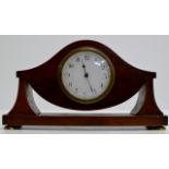 AN EDWARDIAN ART NOUVEAU STYLE MANTLE CLOCK ON BRASS FEET WITH KEY