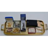 A TRAY CONTAINING ASSORTED COSTUME JEWELLERY