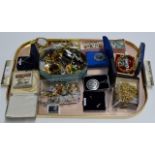 A TRAY CONTAINING A LARGE QUANTITY OF COSTUME JEWELLERY, NECKLACES, BROOCHES, EARRINGS ETC