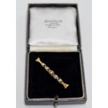 AN ART NOUVEAU STYLE 9 CARAT GOLD SEED PEARL SET BAR BROOCH PIN - APPROXIMATE WEIGHT = 3.1 GRAMS