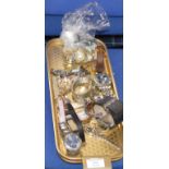 TRAY WITH QUANTITY OF VARIOUS WATCHES, BAG OF LADIES EARRINGS & BROCHES