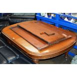 A VICTORIAN OAK TELESCOPE TABLE WITH 3 LEAVES & WINDER