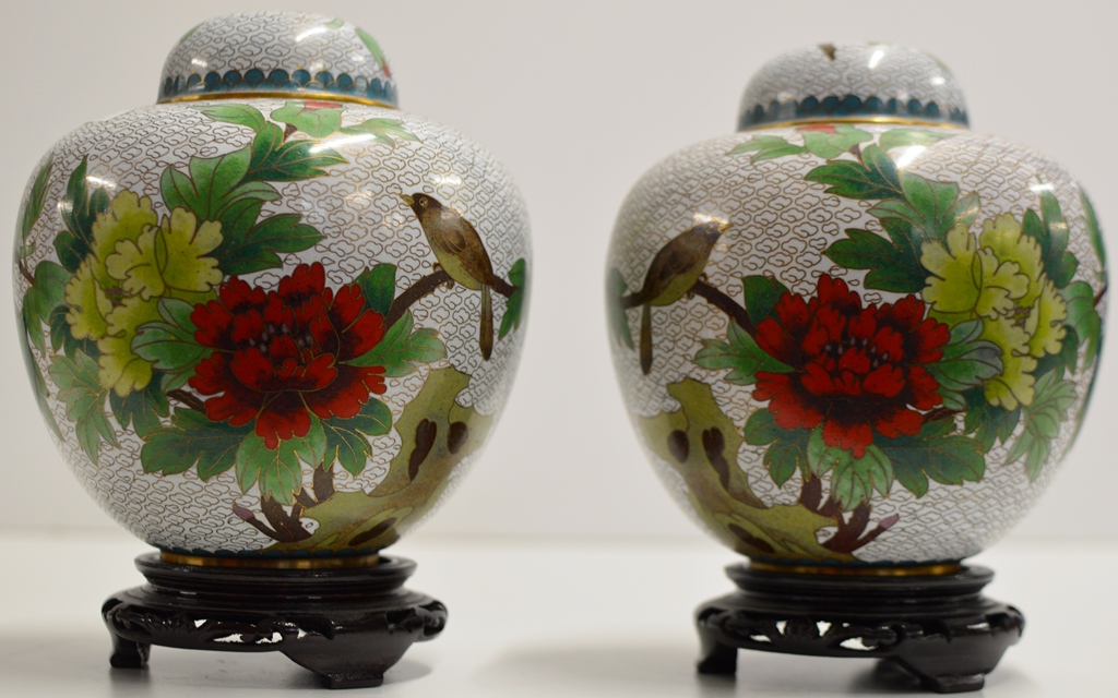 A PAIR OF 7" DECORATIVE CHINESE CLOISONNÉ LIDDED JARS WITH WOODEN STANDS