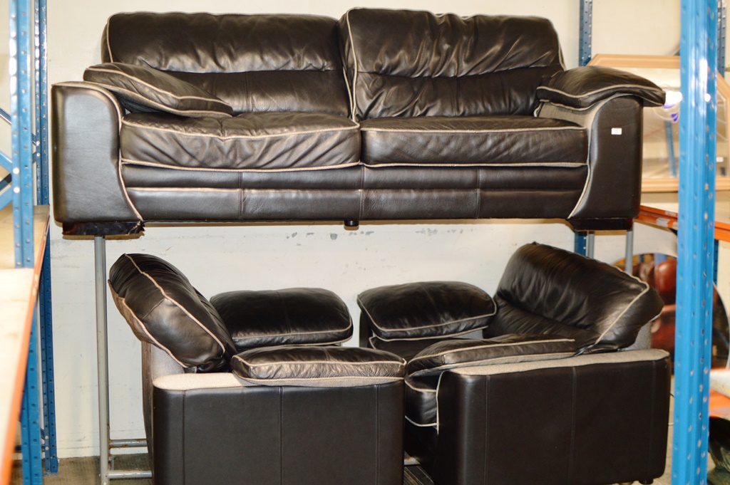 A 3 PIECE MODERN LEATHER & FABRIC LOUNGE SUITE