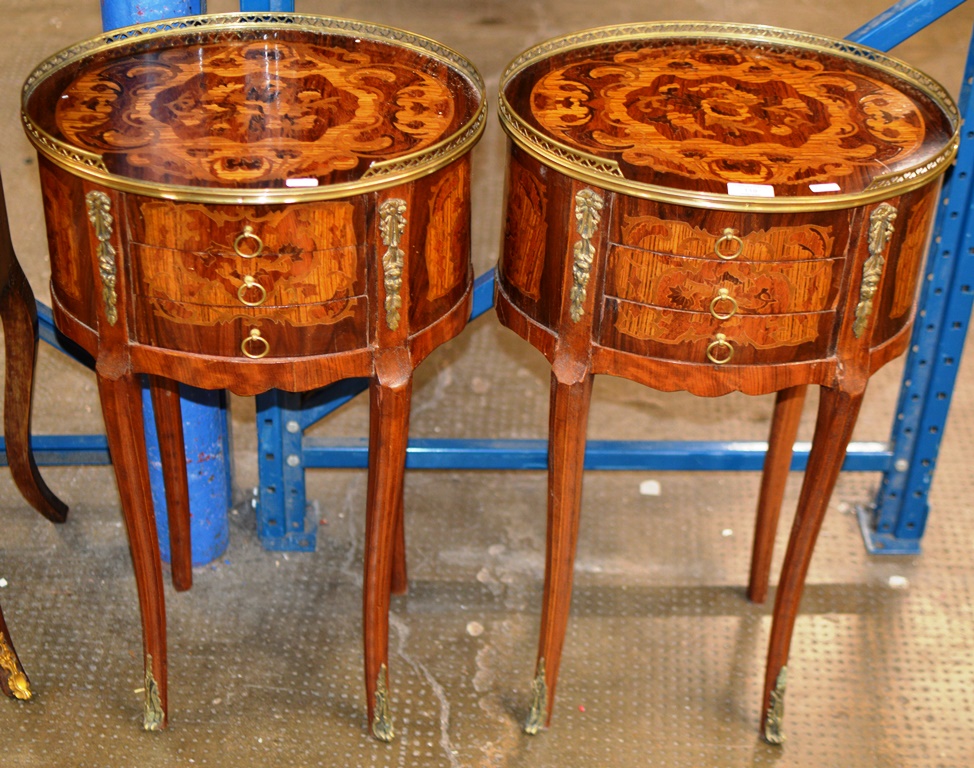 A PAIR OF ORNATE 19TH CENTURY FRENCH INLAID 3 DRAWER BEDSIDE CHESTS WITH GALLERY TOPS