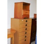 A RETRO TEAK FINISHED 6 DRAWER CHEST & SINGLE DRAWER BEDSIDE UNIT