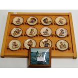 A PLATE RACK WITH SET OF HUMMEL MINIATURE DISPLAY PLATES & A HUMMEL TRINKET BOX