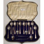 A CASED SET OF 12 STERLING SILVER TEASPOONS WITH TONGS WITH SHEFFIELD ASSAY MARKS, MAKER MARKS FOR