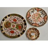 A GROUP OF 3 VARIOUS ROYAL CROWN DERBY PORCELAIN IMARI PATTERN DISHES