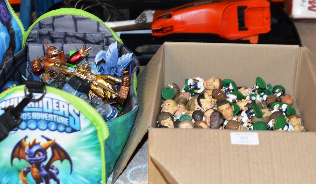 A BAG & BOX CONTAINING VARIOUS SKYLANDER ACTION FIGURES & NOVELTY FOOTBALL FIGURES