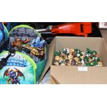 A BAG & BOX CONTAINING VARIOUS SKYLANDER ACTION FIGURES & NOVELTY FOOTBALL FIGURES