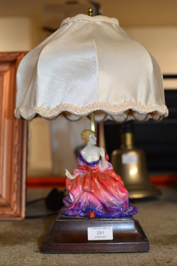 AN OLD ROYAL DOULTON FIGURINE TABLE LAMP WITH SHADE ON STAND