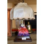 AN OLD ROYAL DOULTON FIGURINE TABLE LAMP WITH SHADE ON STAND