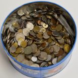 A TIN WITH A LARGE QUANTITY OF WORLD COINAGE