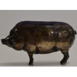 A NOVELTY STERLING SILVER PIN MOUNTED PIN CUSHION MODELLED AS A PIG, WITH BIRMINGHAM ASSAY MARK,