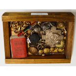 A BOX WITH A GOLD PLATED LINK BRACELET, VARIOUS MILITARY BADGES & BUTTONS ETC