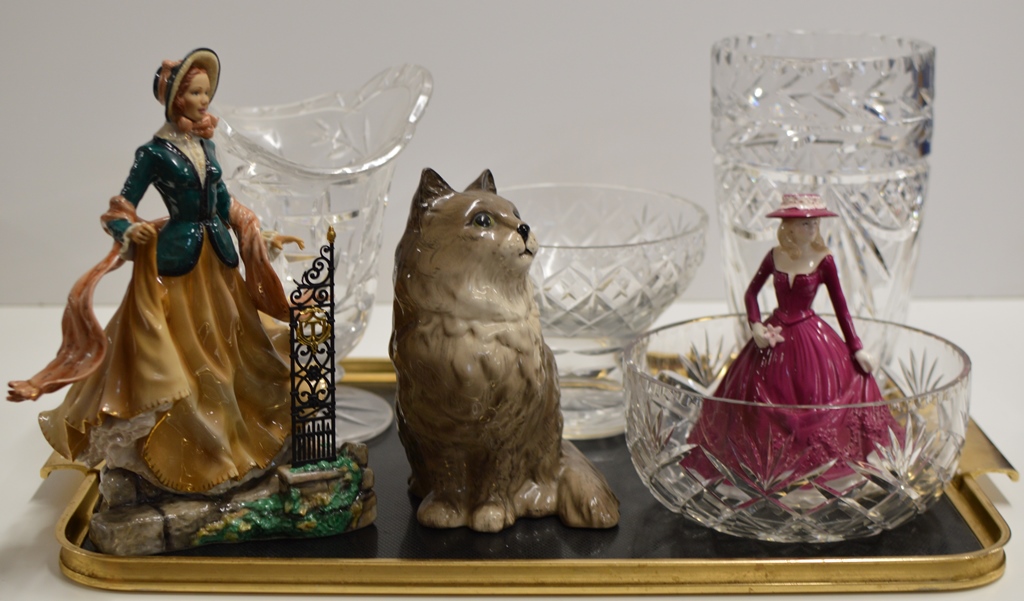 A TRAY CONTAINING A LARGE BESWICK CAT ORNAMENT, ROYAL WORCESTER FIGURINE, 1 OTHER FIGURINE, CUT