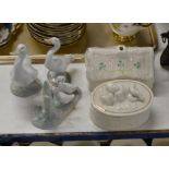 LLADRO GOOSE, 2 NAO GOOSE ORNAMENTS & 2 PIECES OF MODERN BELLEEK PORCELAIN