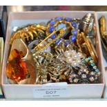 BOX WITH VARIOUS VINTAGE BROOCH PINS