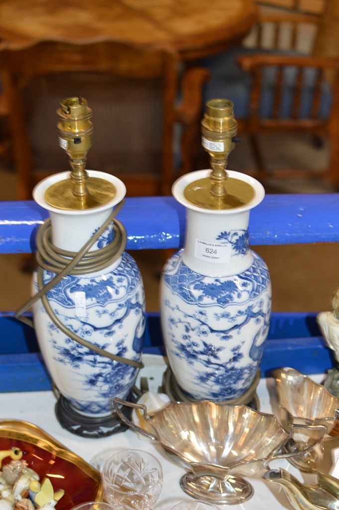 PAIR OF ORIENTAL STYLE BLUE & WHITE TABLE LAMPS ON STANDS
