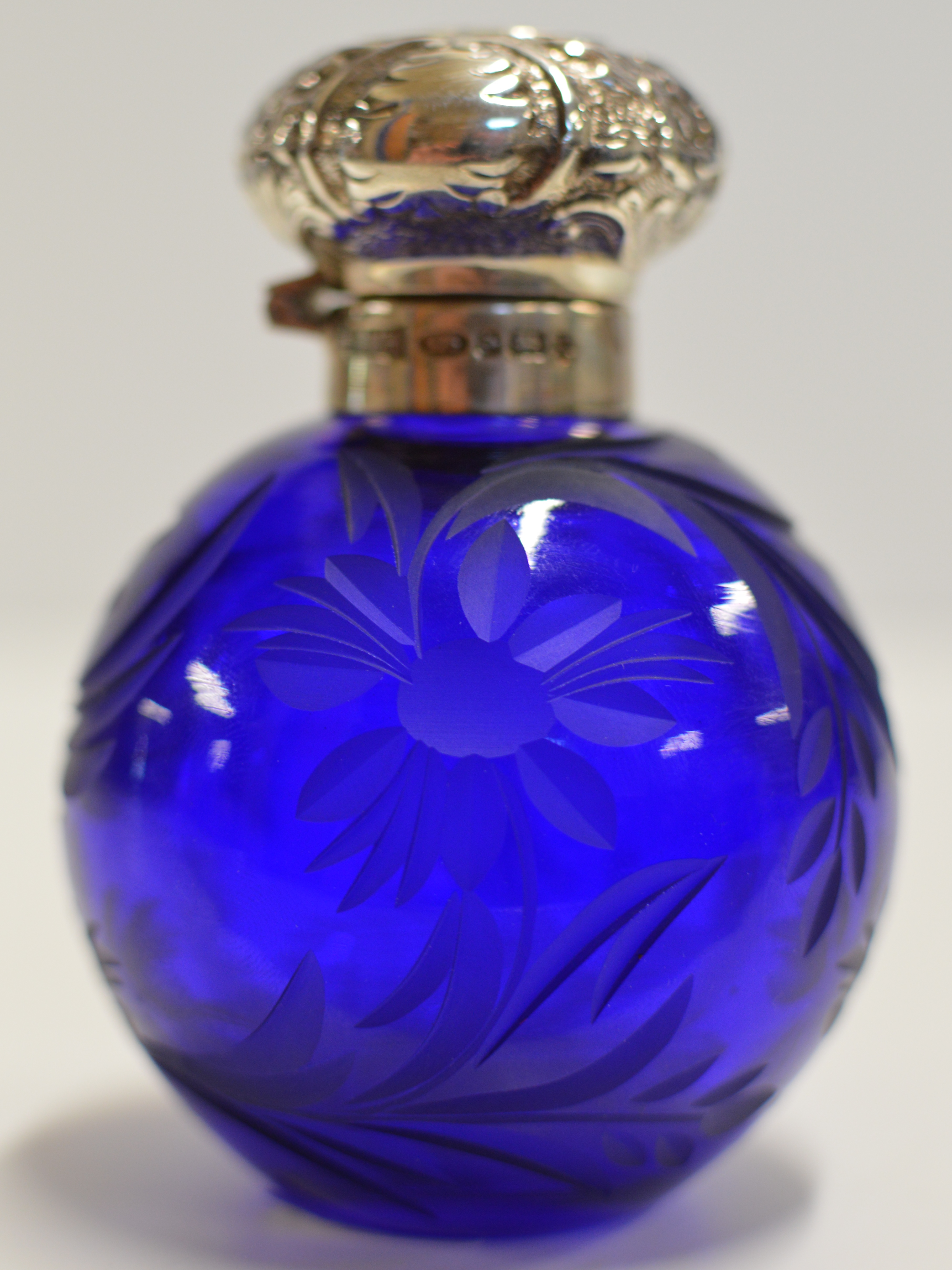 CONTEMPORARY STERLING SILVER & COBALT BLUE GLASS SCENT BOTTLE & STOPPER WITH ETCHED FLORAL