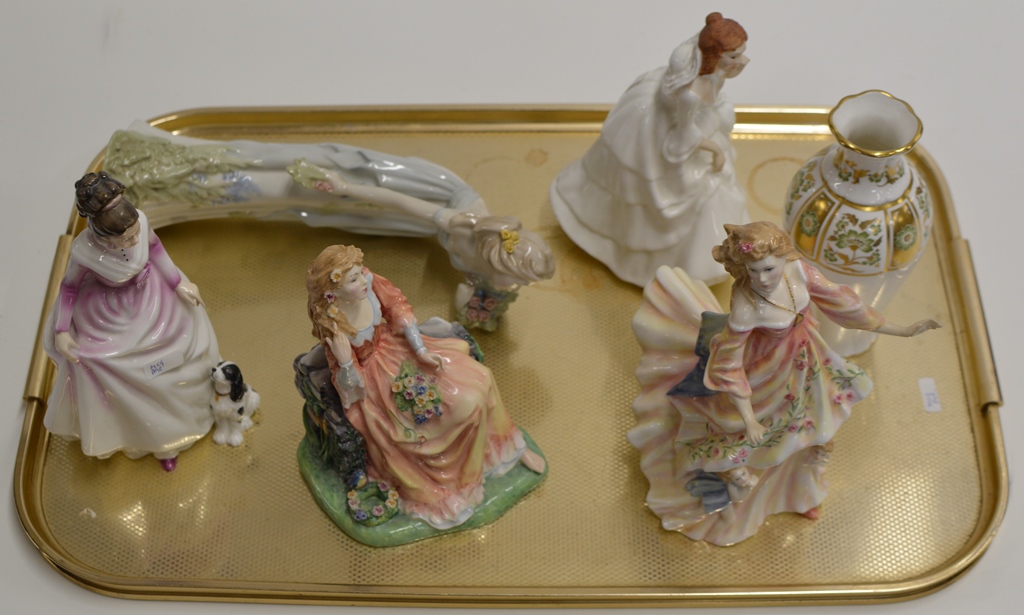 TRAY CONTAINING ROYAL CROWN DERBY PORCELAIN VASE & 5 VARIOUS ROYAL DOULTON FIGURINE ORNAMENTS