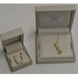 9 CARAT GOLD PENDANT AND CHAIN TOGETHER WITH THE 9 CARAT GOLD DROP IMITATION PEARL EARRINGS