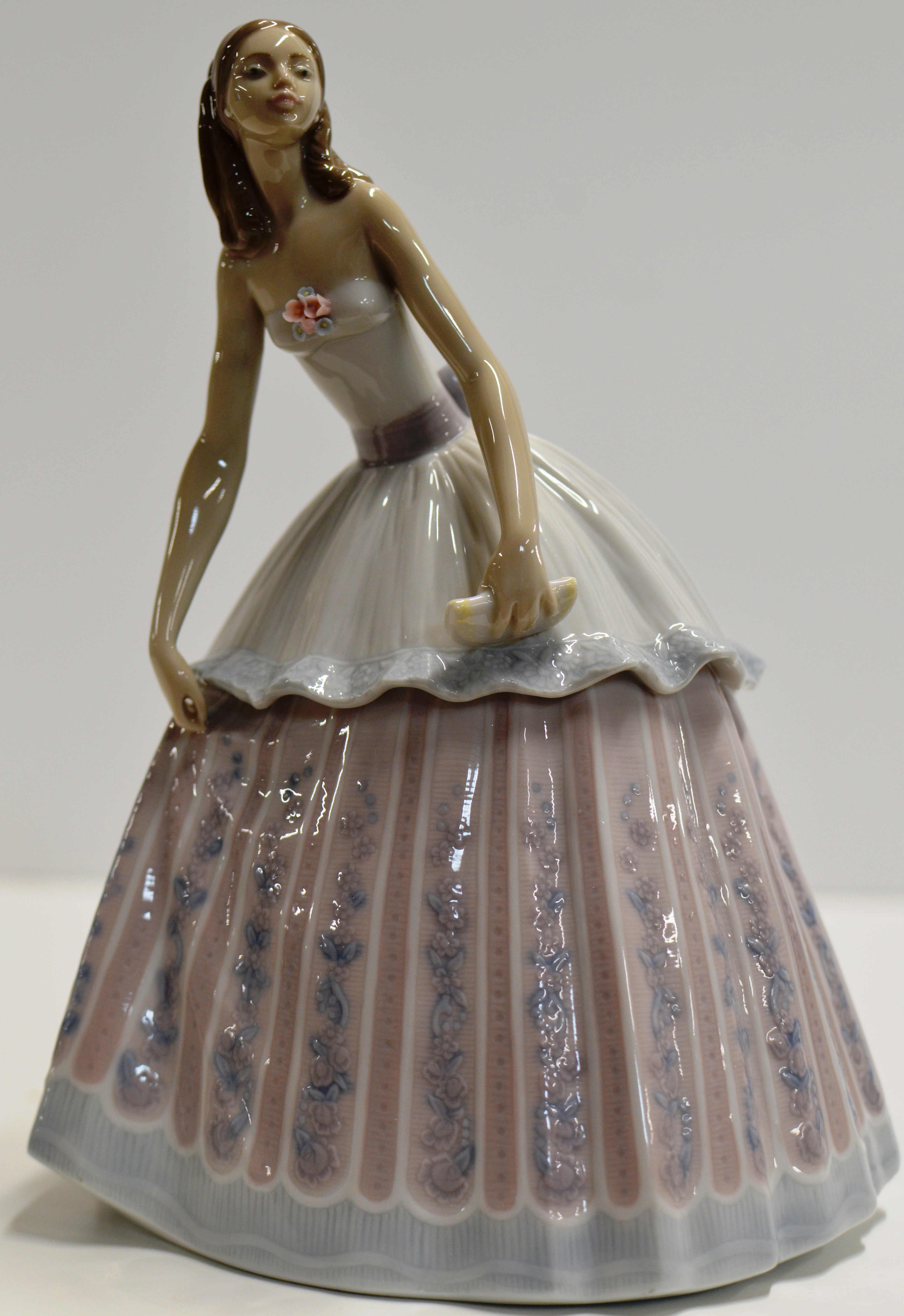 8¾" LLADRO PORCELAIN FIGURINE ORNAMENT - WAITING TO DANCE 05858, WITH ORIGINAL BOX