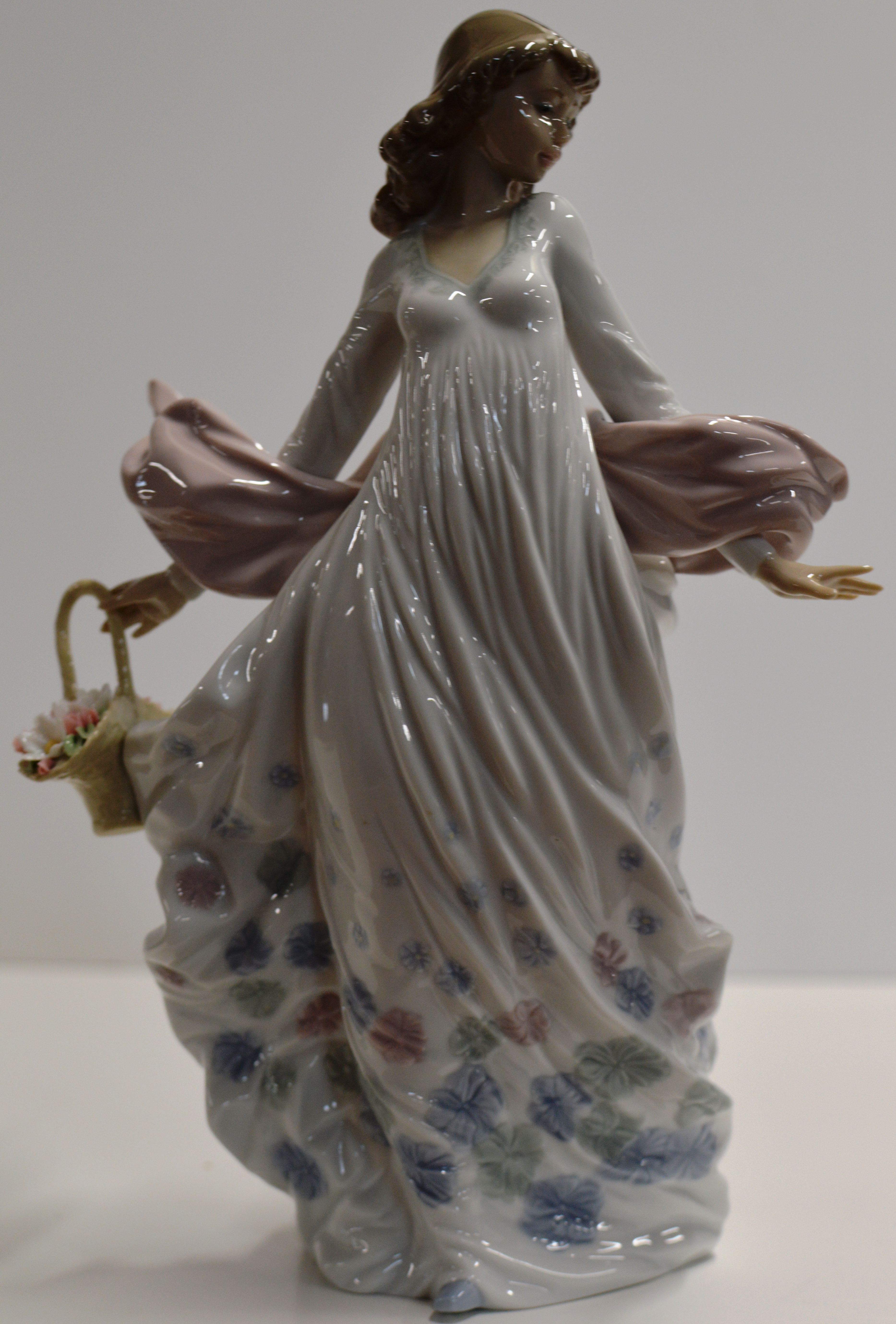 11¾" LLADRO PORCELAIN FIGURINE ORNAMENT - SPRING SPLENDOUR 05898, WITH ORIGINAL BOX