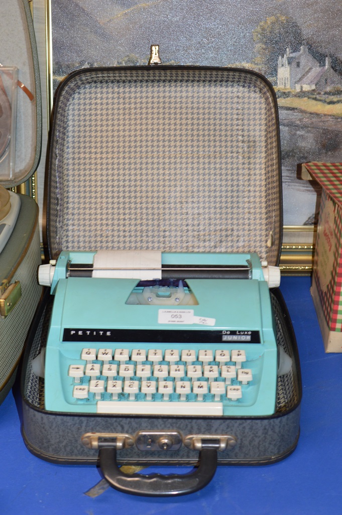 VINTAGE PETITE DELUXE JUNIOR TYPEWRITER