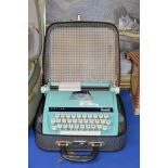 VINTAGE PETITE DELUXE JUNIOR TYPEWRITER