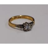 A PLATINUM SET DIAMOND SOLITAIRE RING WITH DIAMOND CHIP SHOULDERS SET ON GOLD BAND, MAIN STONE