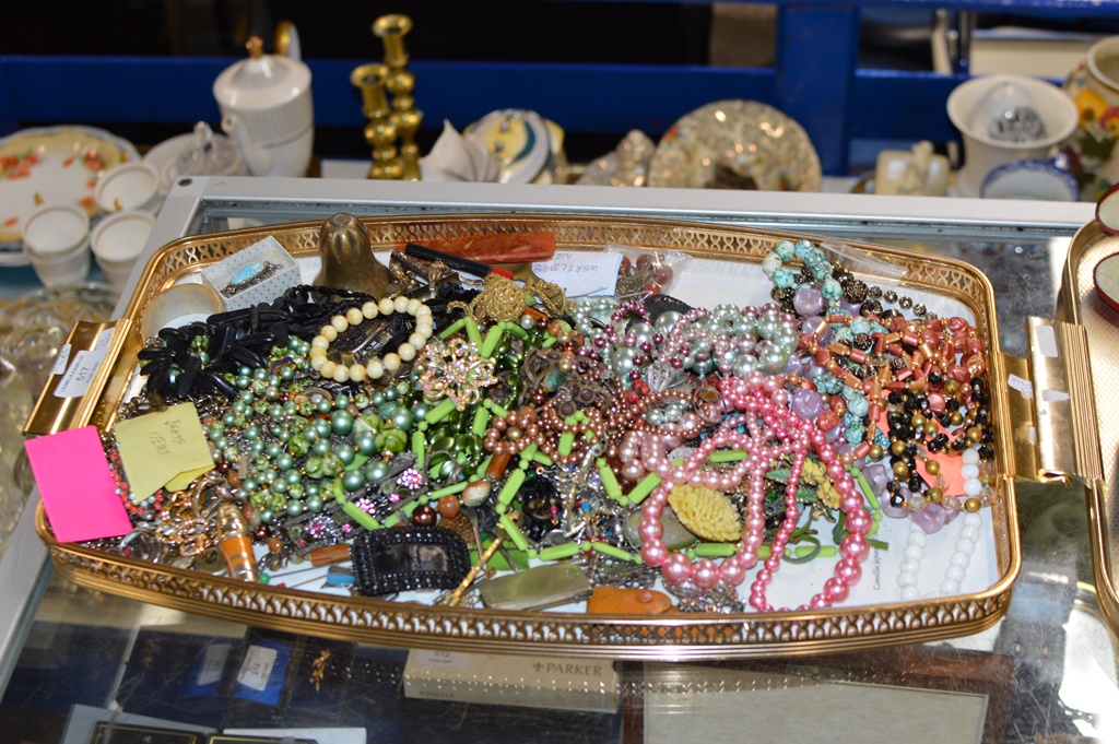 TRAY CONTAINING LARGE QUANTITY VARIOUS COSTUME JEWELLERY