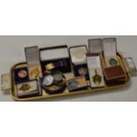 TRAY CONTAINING VARIOUS PRESENTATION BADGES, SILVER BADGES, ENAMEL BADGES, COINAGE ETC