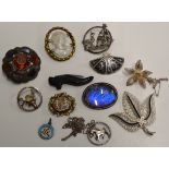 A COLLECTION OF VARIOUS JEWELLERY INCLUDING A VICTORIAN AGATE SET SHIELD BROOCH, A SILVER